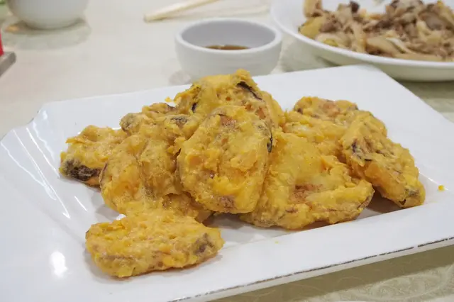 裹著金黃色的蛋黃去炸，做法和黃金蝦相似