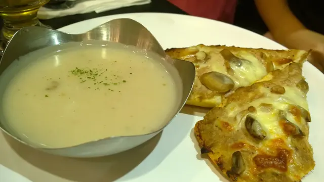 吞拿魚薄餅配磨菇忌廉湯