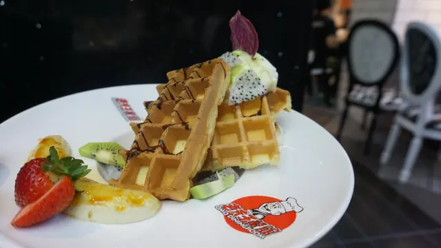 伴碟的香蕉上有灼溶的微焦焦糖,少許脆感,配上綿稔香蕉,甜,但不膩口