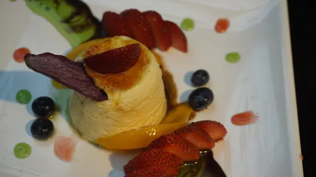 焦糖吉士布甸依然有焦糖,依然是脆面,但就來得輕盈多了