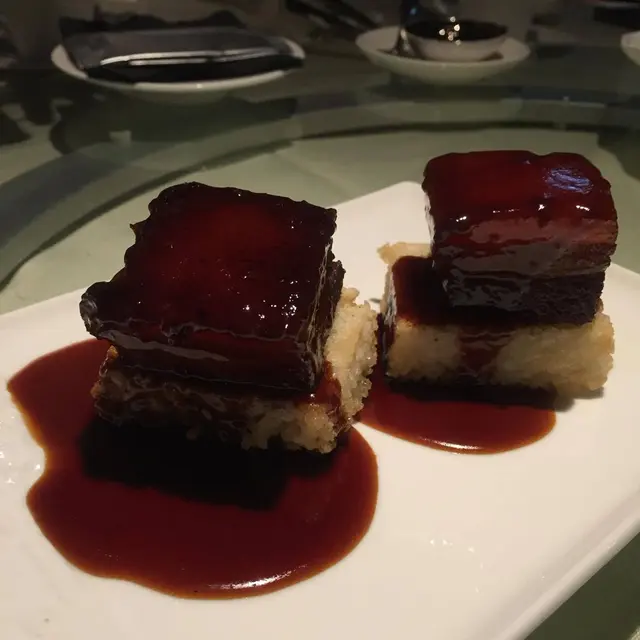 入口即溶紅燒肉配Crispy 恣飯糕, super good!