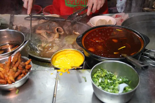 店家賣的全牛什 各式各樣的牛內臟都有😳
牛蒡、牛肺、牛腸、 牛肚、牛脆骨、牛筋、牛粉腸等都一應俱全 任君選擇