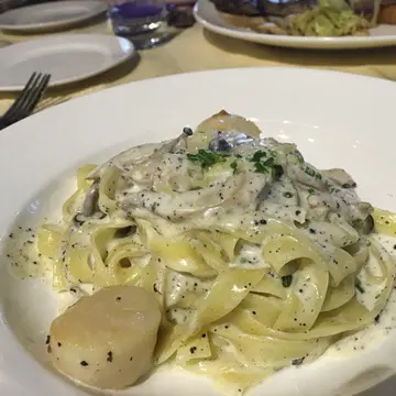 Fettuccine  with  scallop, mushroom and  cream  sauce  