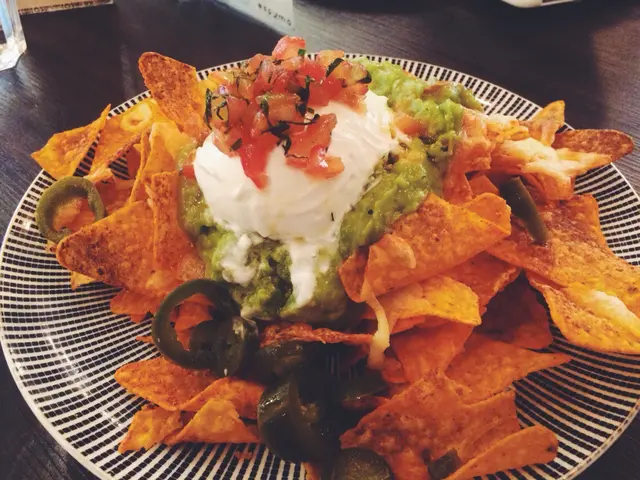 牛油果醬配墨西哥脆片