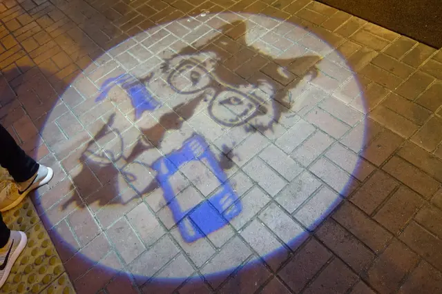 經過門口投射其店子狼型 Logo，很型又搶眼