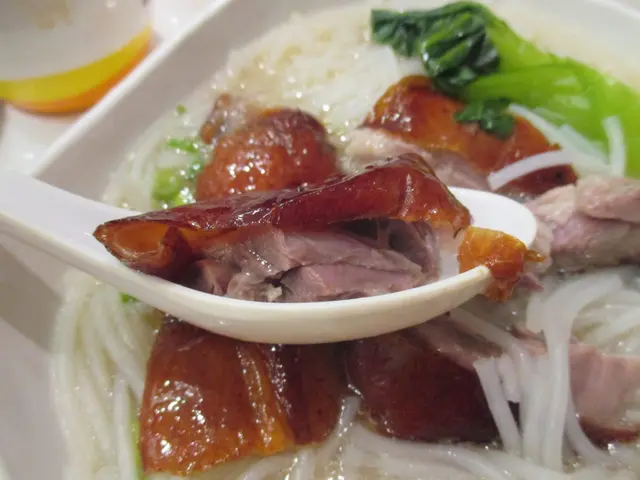 個瀨粉好大碗。個賣相好正，個食落個瀨粉好彈牙。D燒鵝肉可嫩口。