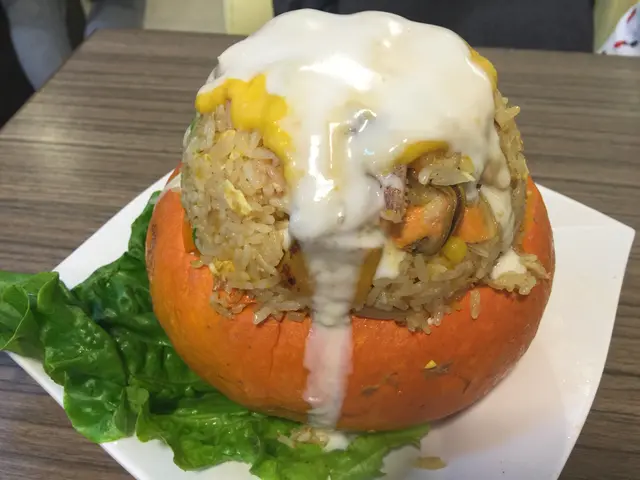 原個南瓜裡和上面都舖滿海鮮炒飯 成個山咁😳😳😳
材料十分豐富!