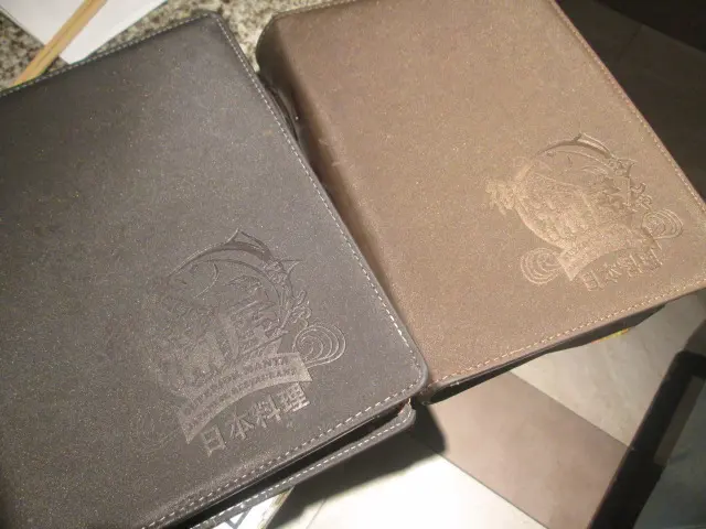 兩本不同顏色的厚點菜簿