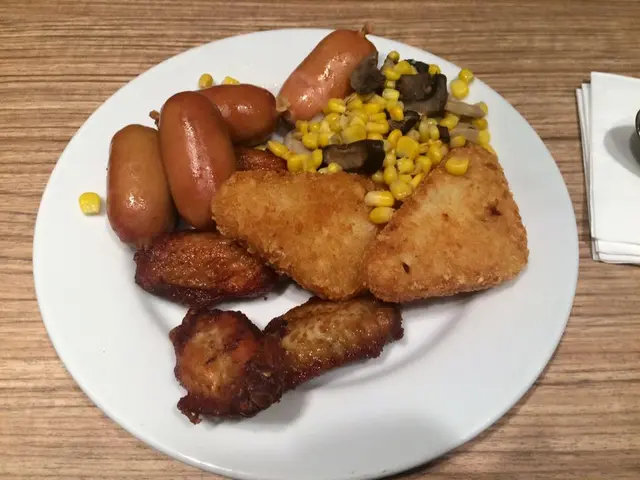 包括有四隻雞翼、四條蜜糖腸、兩塊薯餅、同粟米雜菌