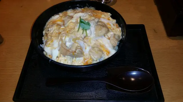正式名稱本來應該是親子丼，香港的餐廳怕香港/大陸食客誤解，於是改名叫滑蛋雞肉丼，其實現在的人大多已經知道「親子丼」，「滑蛋雞肉丼」這種叫法會是矯枉過正嗎？