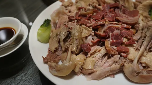 先喝湯品,後嚐湯料,雖說精華理應盡收湯水之中,但還有一兩分的留餘