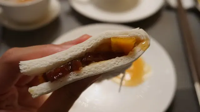 其實比起薄身的夾包,個人更喜歡用厚綿饅頭相伴,至少我可以夾好多料,淋好多汁