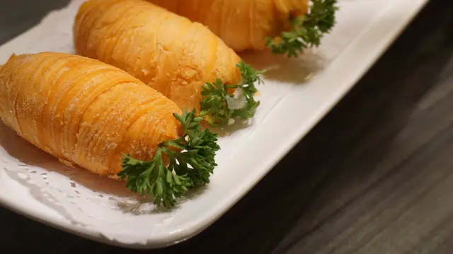 細薄香酥的外層咀嚼時漸濕軟漸黏綿,幸好不會太油致膩