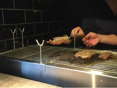 遠望睇住師傅轉轉吓燒人地隻蝦