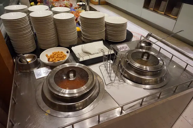 餐湯:青紅蘿蔔煲瘦肉、蕃茄濃湯。