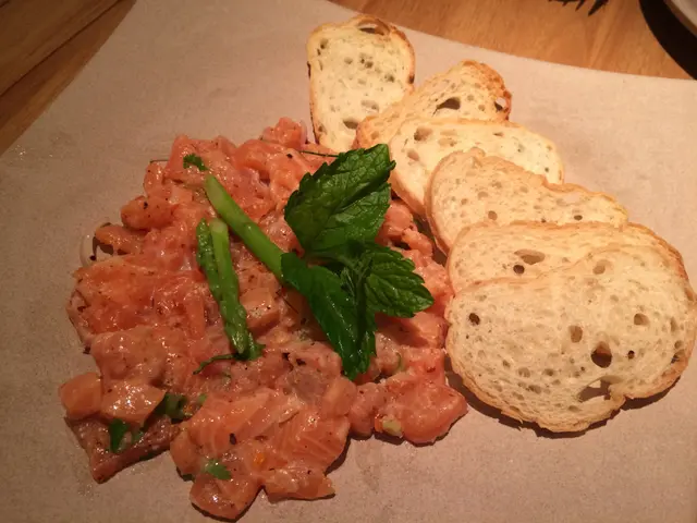 泰式三文魚他他配薄多士