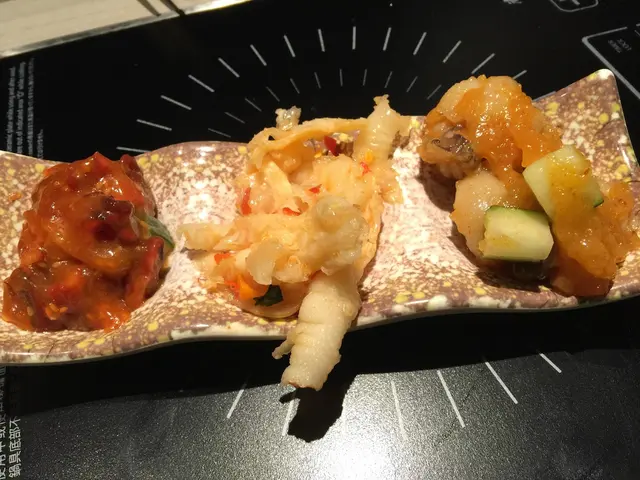 泰式鳳爪酸中帶辣,作為頭盤十醒開胃!喜歡食泰式辣野的一定不能錯失!
芝麻八爪魚, 雖然八爪魚size不大,但甜味適中,拌上清新爽脆的青瓜,中和了醬料的甜膩感
味付墨魚仔和螺肉也相當不錯,調味得剛好,又有咬口