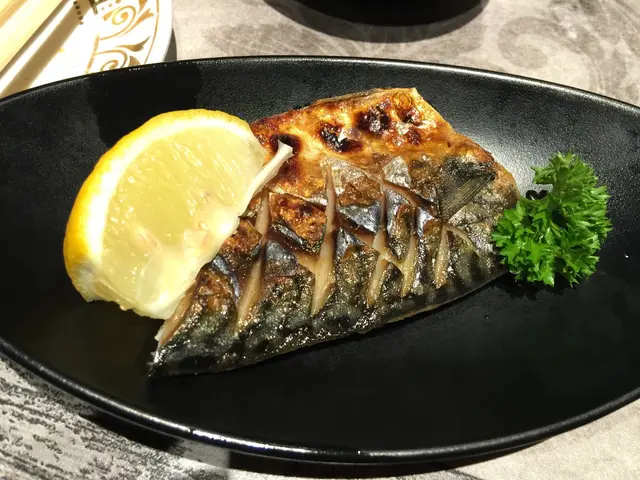 燒得外皮呈現微微的金黃色,而內裡的魚肉又有油脂不乾柴