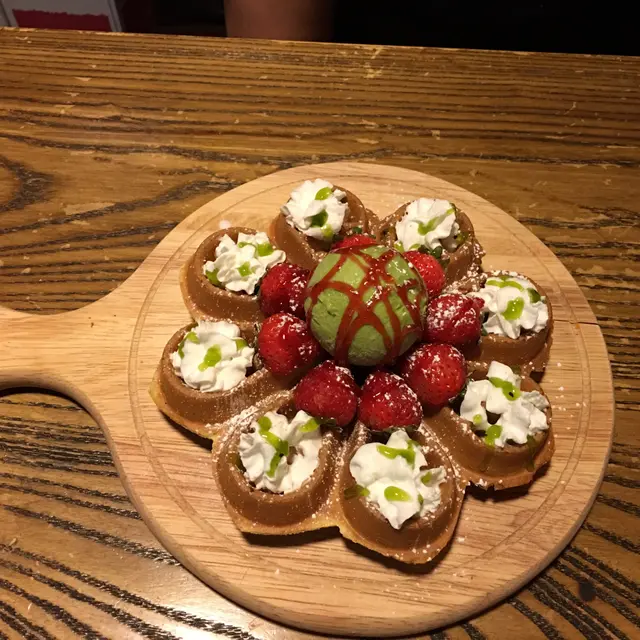 紫薯草莓鬆餅配抹茶雪糕