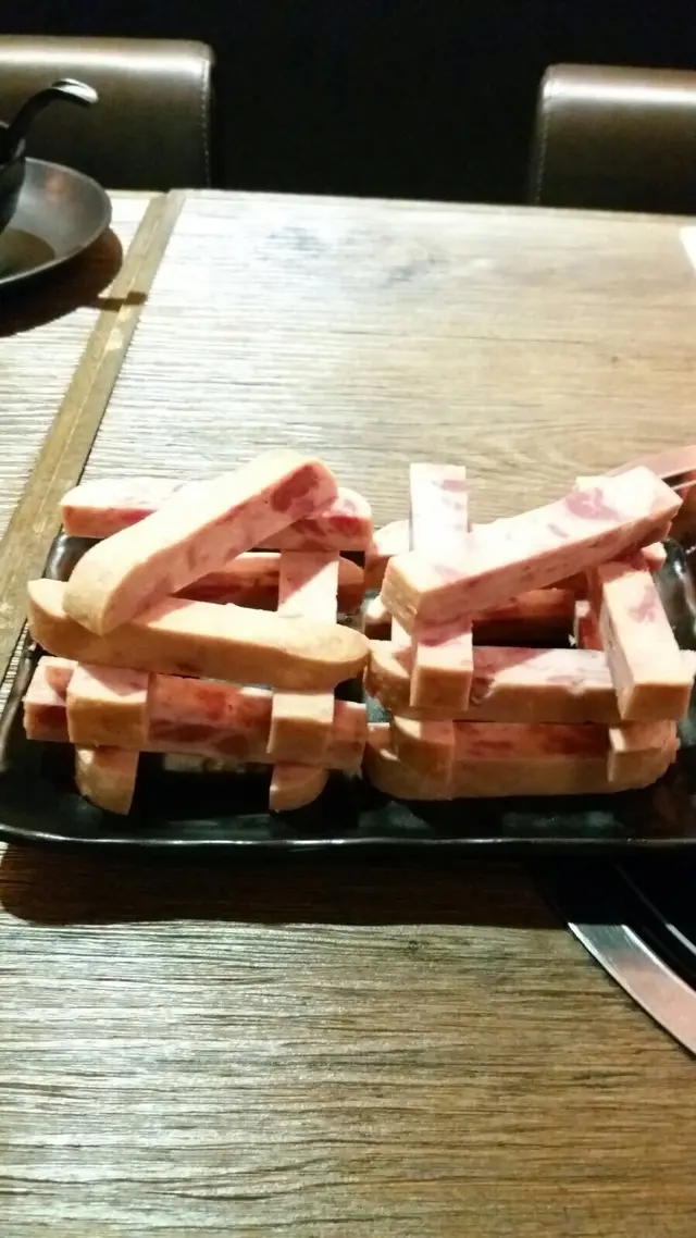 好多火鍋鋪打邊爐，佢地午餐肉經油炸過，令佢結實，呢到唔洗炸都結實，唔係好鹹