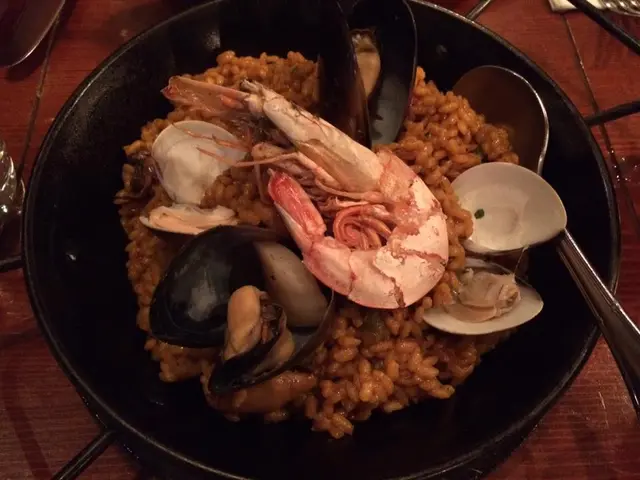 絕對正宗!! 米的外層係鬆軟, 內面又有少少生生地, 好有嚼口, D飯一粒粒, 又好入味, mussel, 蝦, 蜆都好鮮甜, 絕對唔係陪襯咁簡單!!