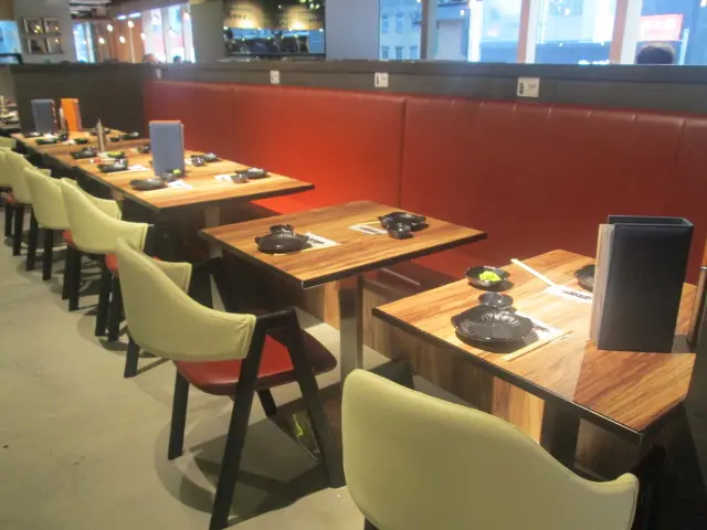 數排長沙發座的二至四人枱