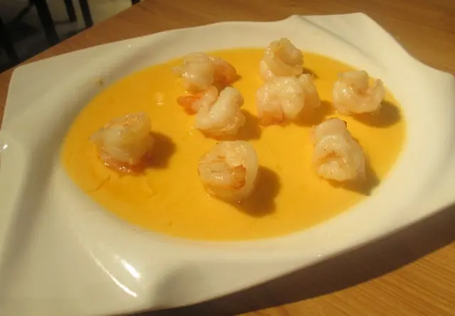 如生猛的大蝦跳出水面般