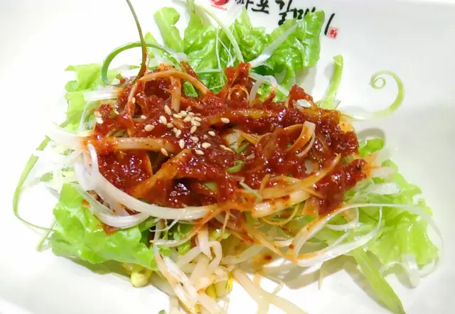 辣麵醬大豆芽伴大蔥絲