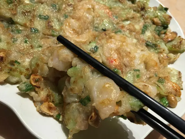 水瓜烙味道清甜開胃,但不會太油膩,
裡面再加上鮮蝦,口感更多一番層次。
再以魚露作為調味醬汁,更添風味呢!☺️