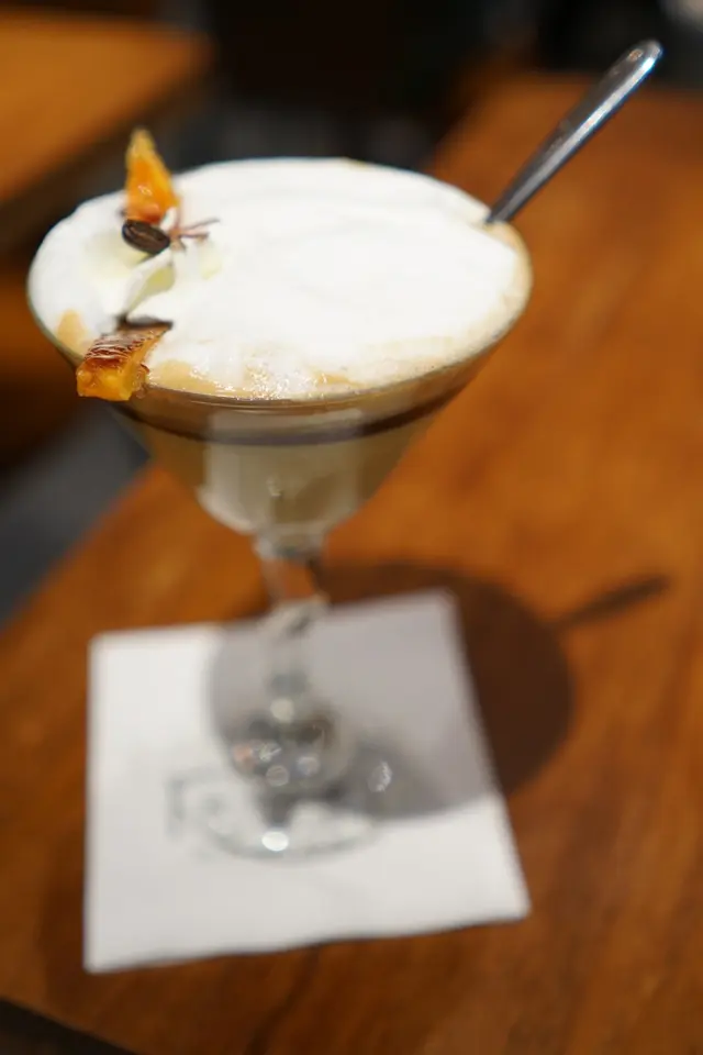 高身杯子上,面層綴着一片以黃糖燒過的蕃薯片,冷奶泡之下是淺層咖啡,而底層是蕃薯蓉。