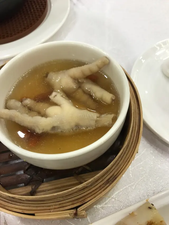 鳳爪無味，硬到爆炸....