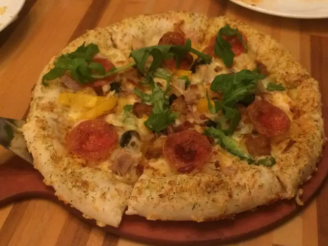 雞肉、辣肉腸、肉丸、煙肉、菠蘿、黑橄欖、紅洋蔥、青椒、黃椒、火箭菜、熱情果凱撒醬