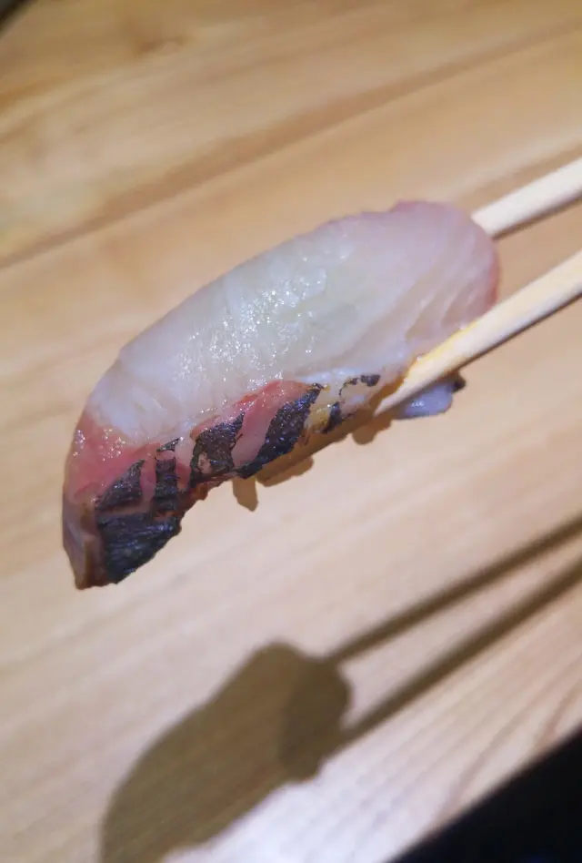 輕輕炙燒過的深海池魚逼出魚脂香