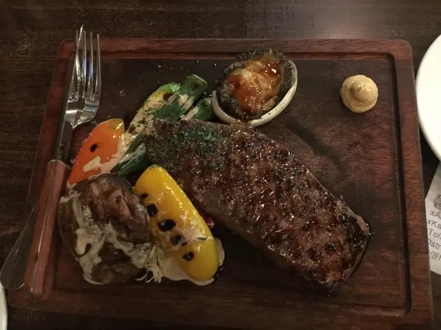 日本西冷8oz,「諗」但無咩咬勁,個人覺得一般。鮑魚個汁幾好,有咬口又鮮甜。個燒菇最好食,juicy!