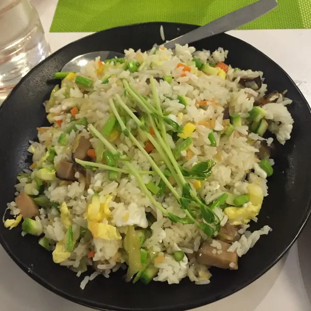 細碎的瓜,幼細的菜,白茫的炒飯,味道偏向清淡,份量合理
