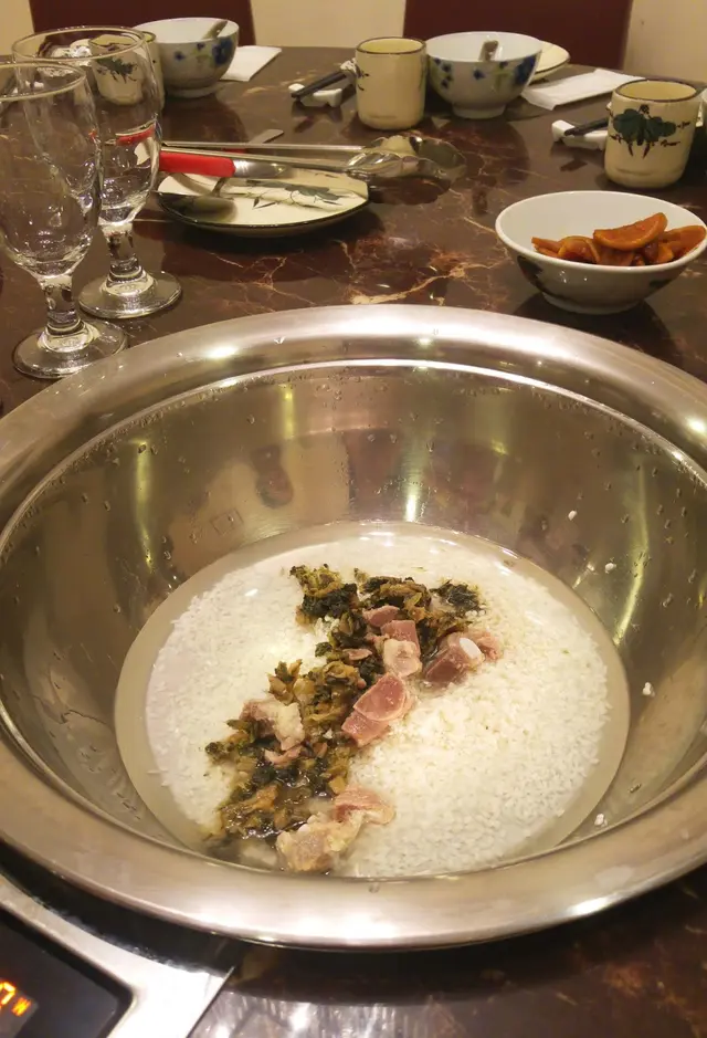 先把材料倒進鍋底, 慢慢熬製