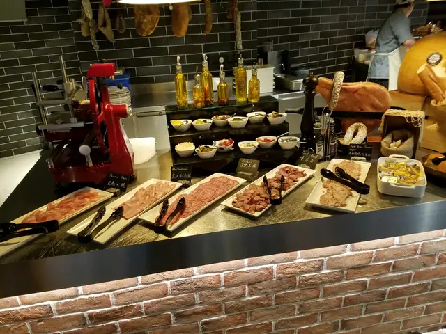 各種煙肉火腿，薄薄幾片有著各式口質，有入口煙韌，芳香味濃，有輕薄如紙，入口即融，但海鮮們太吸引所以被大多數人遺忘。。