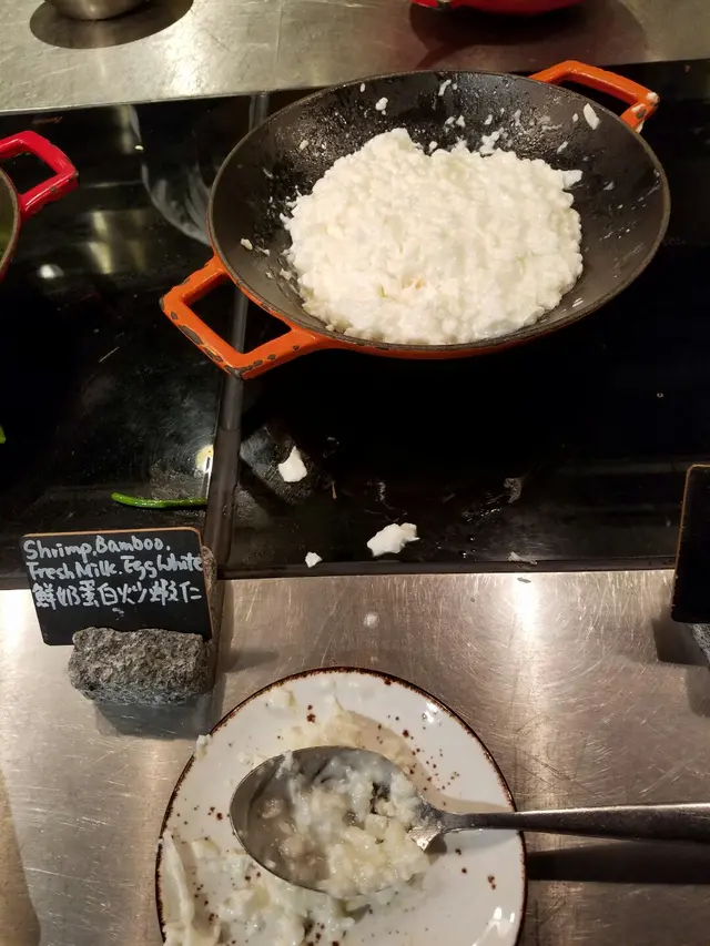 我只推介鮮蝦賽螃蟹，也就是炒蛋白，不知怎形容，就好像吃了一肚海鮮想中和一下，吃了一堆燒味想搵啖飯食既感覺。。。其他中菜就。。。你出去食d多餸飯既味道，沒特別。值得一提的是一人每次只限拿一壺的瘦肉螺頭猴頭菇湯，好飲，好好飲。