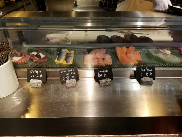 日式檔口有溫泉蛋，喬麥麵，烏冬，各式魚生，但感覺不太新鮮，我最愛的八爪魚刺身都毫不彈牙，而且壽司上的魚生都分量很少，如果想吃飯倒沒什麼問題。。。