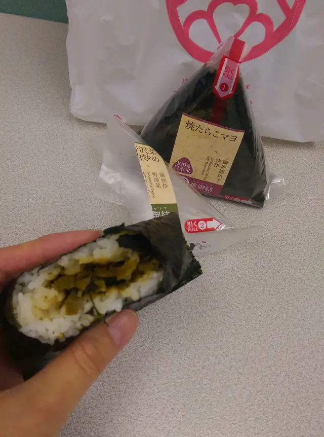 切碎的擇菜看起來好似醃製過的雪菜，:o 味道偏鹹，:yuk:以白飯中和其鹹度卻於事無補！