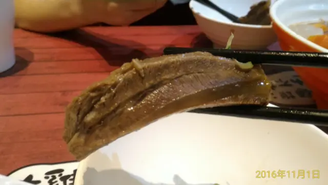 看下塊牛肉幾大個 ~