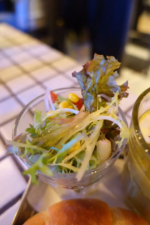 包括：沙律菜、粟米及紅燈籠椒粒…等