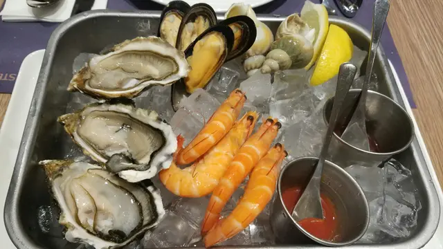 正常係得每人一隻蠔，即係兩隻，多左一隻係extra 的