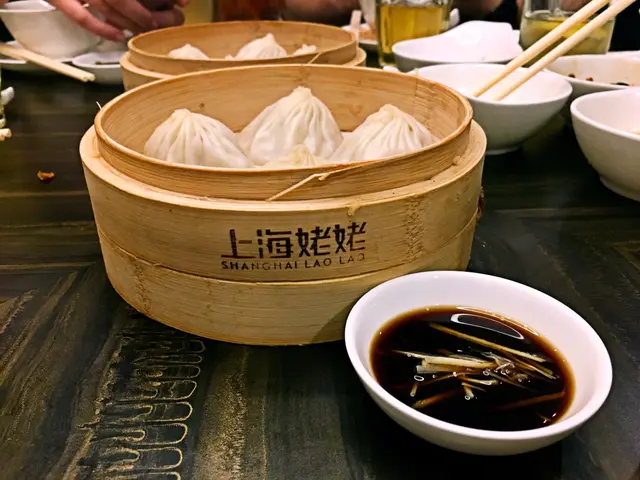  小籠包水準好高，皮夠哂薄，好多湯汁，35蚊有四件，平過翡翠拉麵小籠包，抵食。