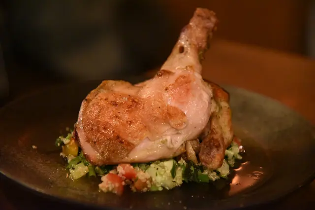 烤中東辣雞配塔布勒藜麥沙律