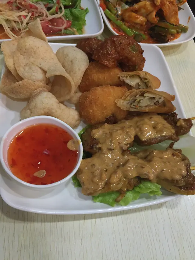 爽脆的蝦片,軟彈煙韌的魚餅,爽彈鮮美的蝦餅,煙韌的炸春卷,串燒豬的豬肉份量十分充足,豬肉挻彈牙的,串燒雞的雞肉份量十分多,雞肉十分嫩滑細密