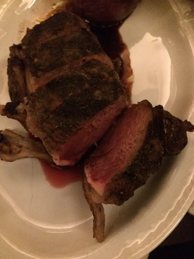 個牛又好得，其實得五成熟左右，師父燒到啱啱好。下面红色的是肉汁，不是調味汁料，成件事好原汁原味