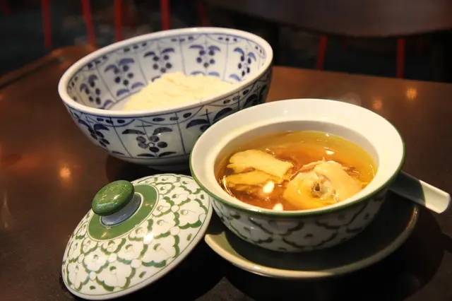原盅蟲草花雞湯麵