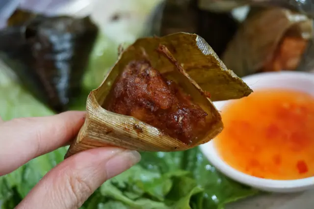 以香葉包裹作雞件炸香,雞肉外脆內嫩,香料味濃