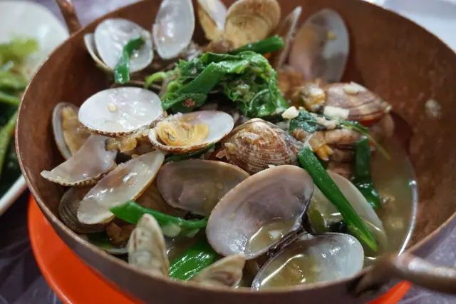 為減省處理時間,先拖水才下鑊兜炒,令一半蜆肉散落鍋底,汁醬也是水汪汪的